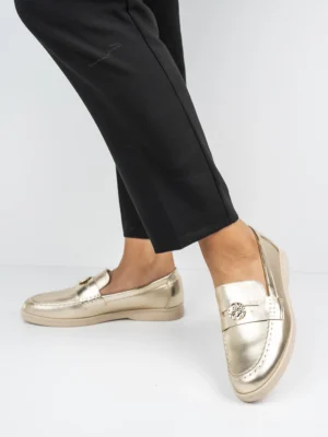 Mokasyny eleganckie ze złotą ozdobą w kolorze Gold