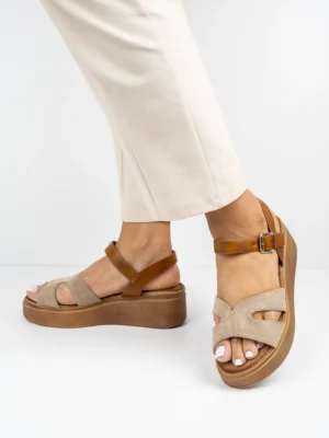 Sandały na koturnie z zamszowymi paskami w kolorze Khaki