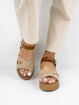 Sandały na koturnie z zamszowymi paskami w kolorze Khaki