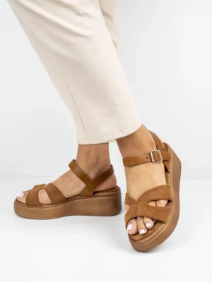 Sandały na koturnie z regulowanym paskiem w kolorze Camel