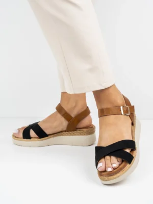 Sandały na koturnie z paskami krzyżowymi w kolorze Black