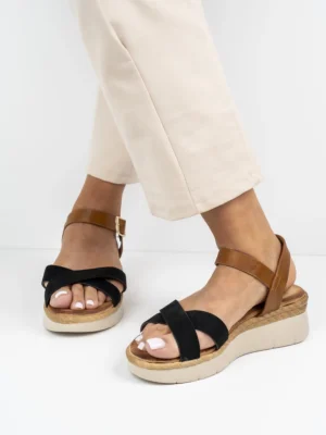 Sandały na koturnie z paskami krzyżowymi w kolorze Black