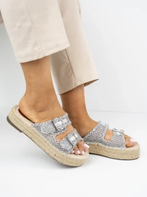 Klapki na koturnie damskie z plecionką w kolorze Silver