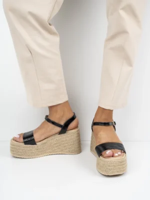 Sandały na koturnie z paskiem i plecioną podeszwą w kolorze Black