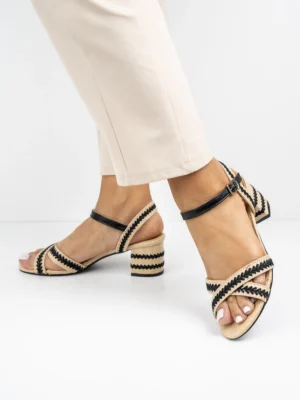 Sandały z paskami i plecionym wzorem w kolorze Black