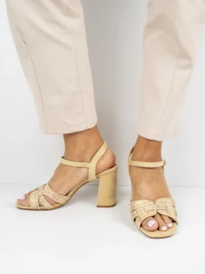 Sandały z obcasem i ozdobnym paskiem w kolorze Beige