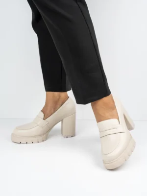 Mokasyny na obcasie z masywną podeszwą w kolorze Beige