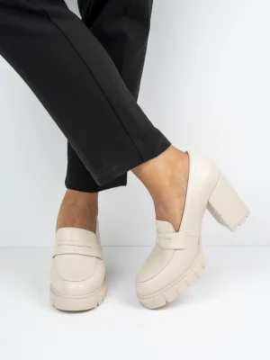 Mokasyny na obcasie z masywną podeszwą w kolorze Beige
