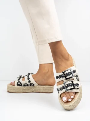 Klapki na koturnie z ozdobnym haftem i klamrami w kolorze Black