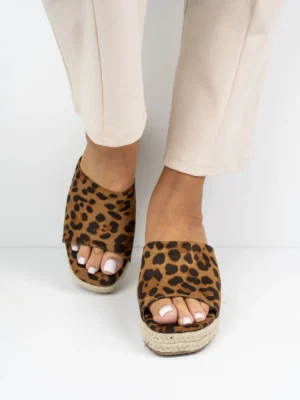 Klapki na koturnie z motywem Leopard