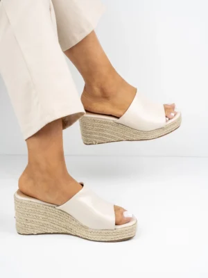 Klapki na koturnie z plecionym detalem w kolorze Beige