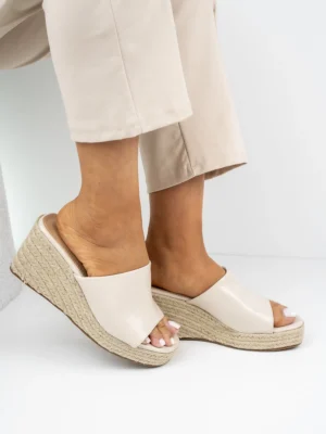Klapki na koturnie z plecionym detalem w kolorze Beige