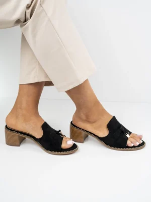 Klapki na obcasie z ozdobnym zapięciem w kolorze Black