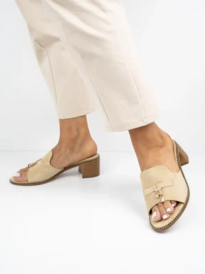 Klapki na obcasie z ozdobnym detalem w kolorze Beige