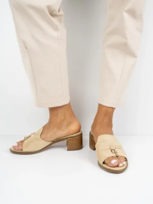 Klapki na obcasie z ozdobnym detalem w kolorze Beige