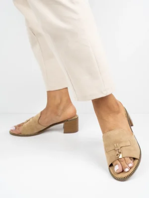 Klapki na obcasie eleganckie z ozdobnym detalem w kolorze Khaki
