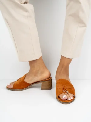 Klapki na obcasie damskie z ozdobnym detalem w kolorze Camel