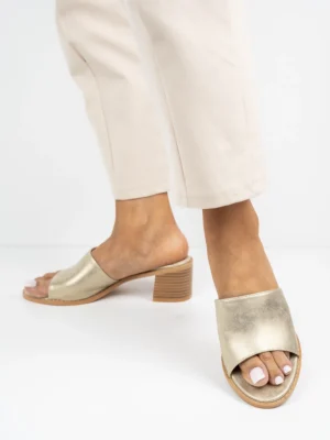 Klapki na obcasie eleganckie ze skóry w kolorze Gold