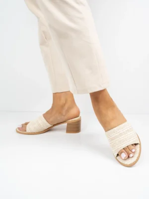 Klapki eleganckie damskie z plecionym paskiem w kolorze Beige