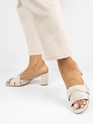 Klapki na obcasie z plecionym paskiem w kolorze BeigePU