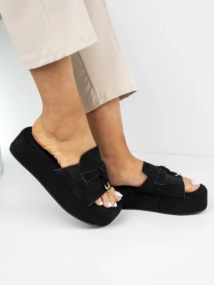 Klapki na koturnie z ozdobną klamrą w kolorze Black