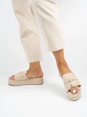 Klapki na koturnie z ozdobą w kolorze Beige