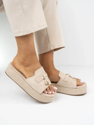 Klapki na koturnie z ozdobą w kolorze Beige