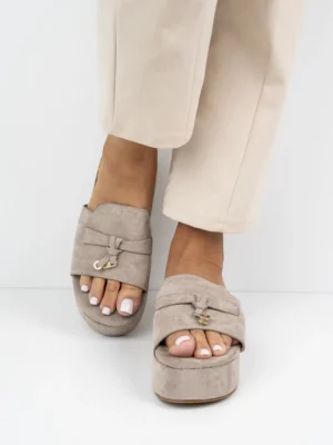 Klapki na koturnie z ozdobą w kolorze Khaki