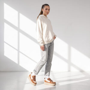 UGG Astromel Brązowe Sneakersy na platformie – na modelce, cała sylwetka