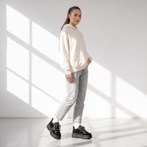 UGG Astromel Czarne Sneakersy na platformie – na modelce, cała sylwetka
