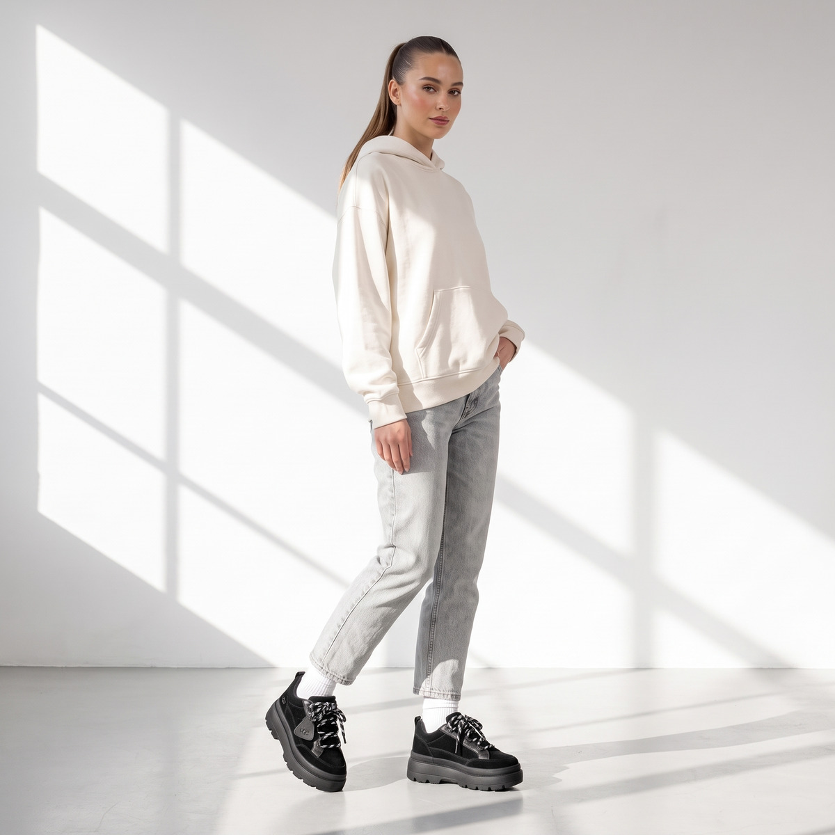 UGG Astromel Czarne Sneakersy na platformie – na modelce, cała sylwetka