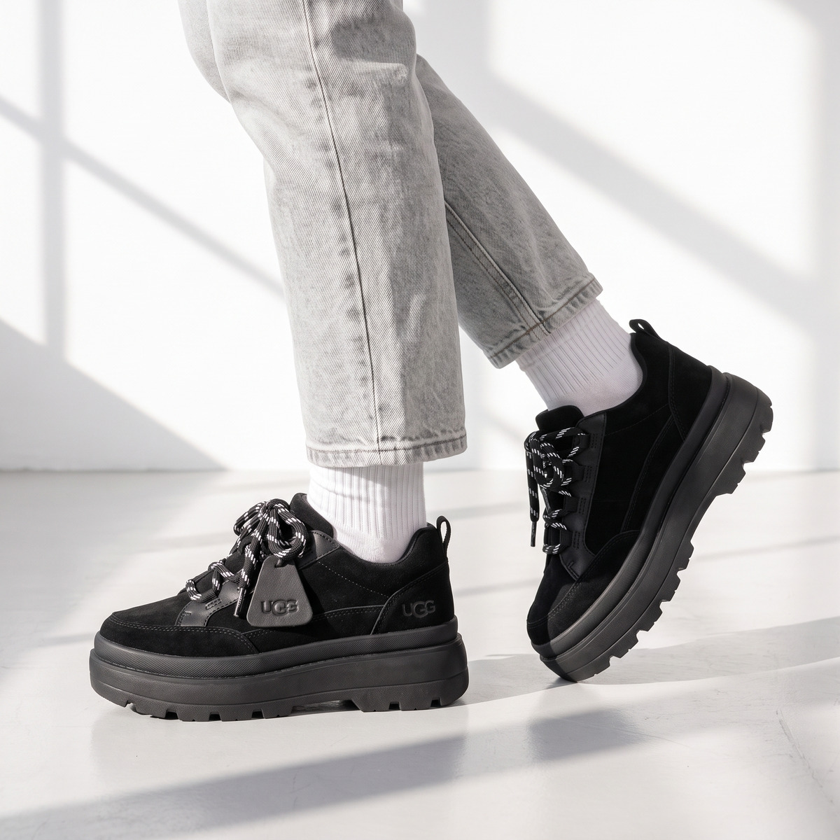 UGG Astromel Czarne Sneakersy na platformie – na modelce, zbliżenie butów na nogach