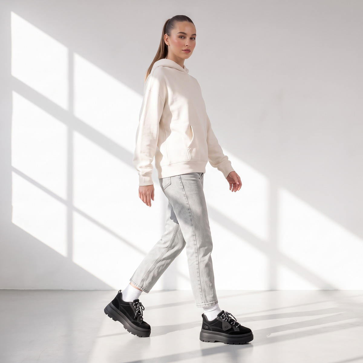 UGG Astromel Czarne Sneakersy na platformie – na modelce, w ruchu