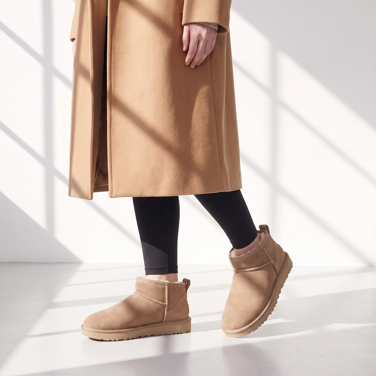 Ugg Classic Ultra Mini Beżowe Zimowe buty – na modelce, zbliżenie butów na nogach
