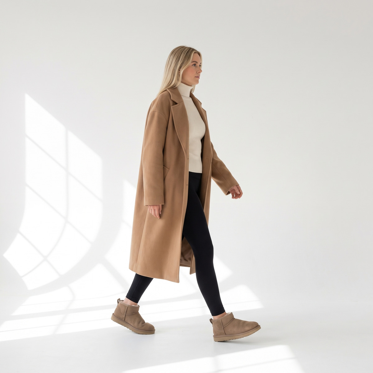 Ugg Classic Ultra Mini Beżowe Zimowe buty – na modelce, w ruchu