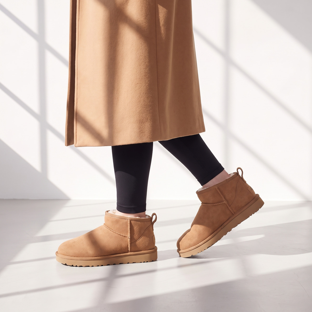Ugg Classic Ultra Mini Brązowe Zimowe buty – na modelce, zbliżenie butów na nogach