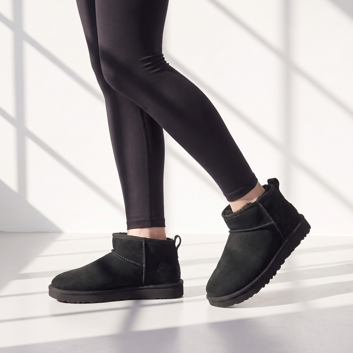 Ugg Classic Ultra Mini Czarne Zimowe buty – na modelce, zbliżenie butów na nogach