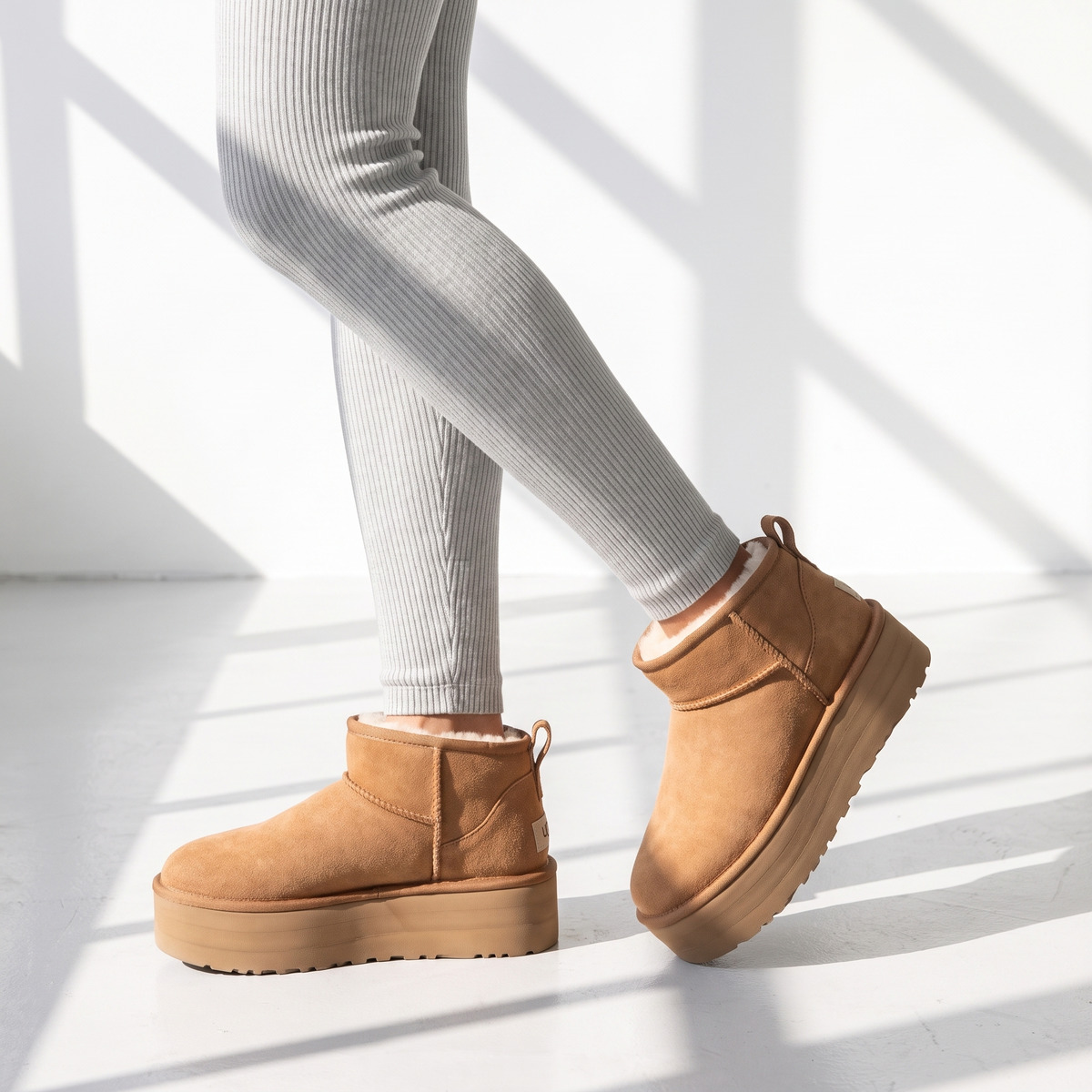 Ugg Classic Ultra Mini Platform Brązowe Zimowe buty na platformie – na modelce, zbliżenie butów na nogach