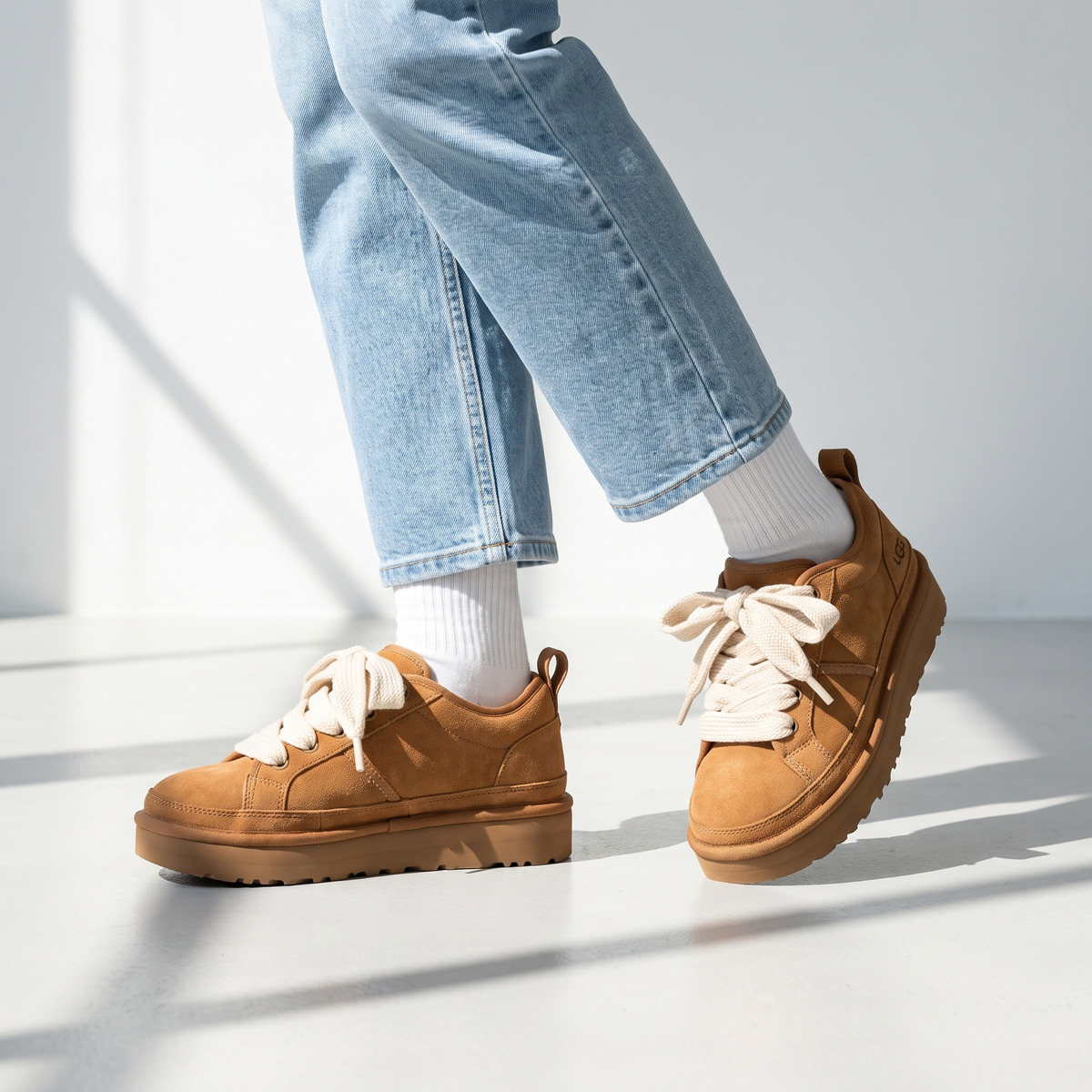 Ugg Lo Lowmel Brązowe Chestnut Ocieplane Sneakersy – na modelce, zbliżenie butów na nogach