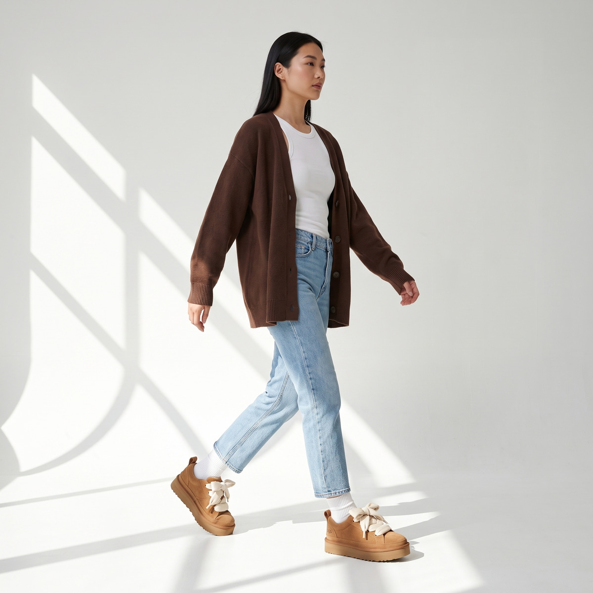 Ugg Lo Lowmel Brązowe Chestnut Ocieplane Sneakersy – na modelce, w ruchu