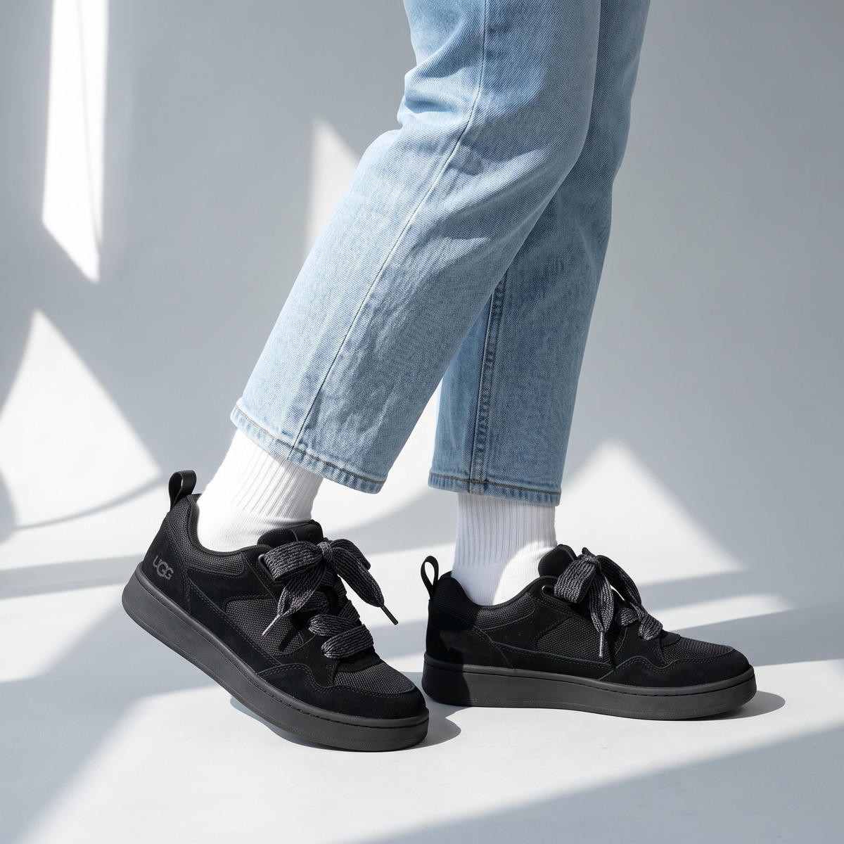 Ugg Lo Lowmel Czarne Black Ocieplane Sneakersy – na modelce, zbliżenie butów na nogach