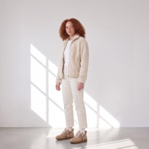 Ugg Lowmel Beżowe Sand Ocieplane Sneakersy – na modelce, cała sylwetka