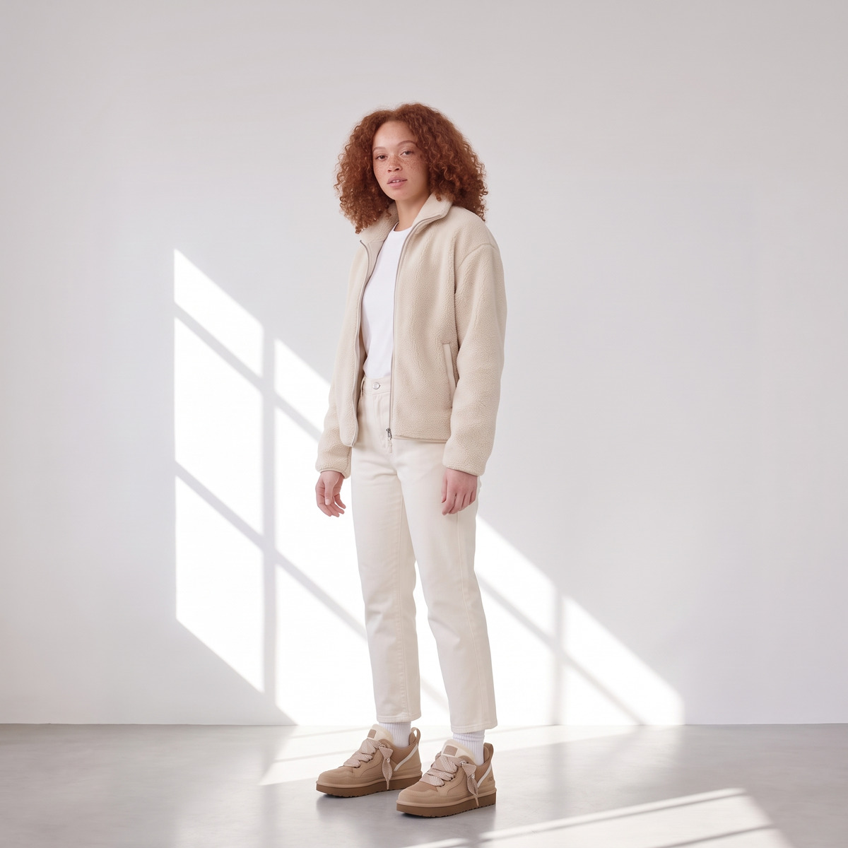 Ugg Lowmel Beżowe Sand Ocieplane Sneakersy – na modelce, cała sylwetka