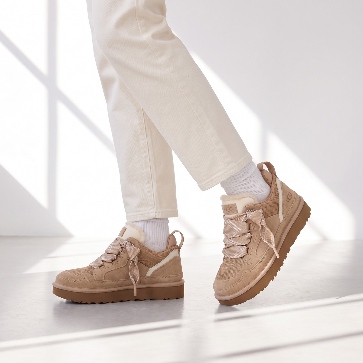 Ugg Lowmel Beżowe Sand Ocieplane Sneakersy – na modelce, zbliżenie butów na nogach