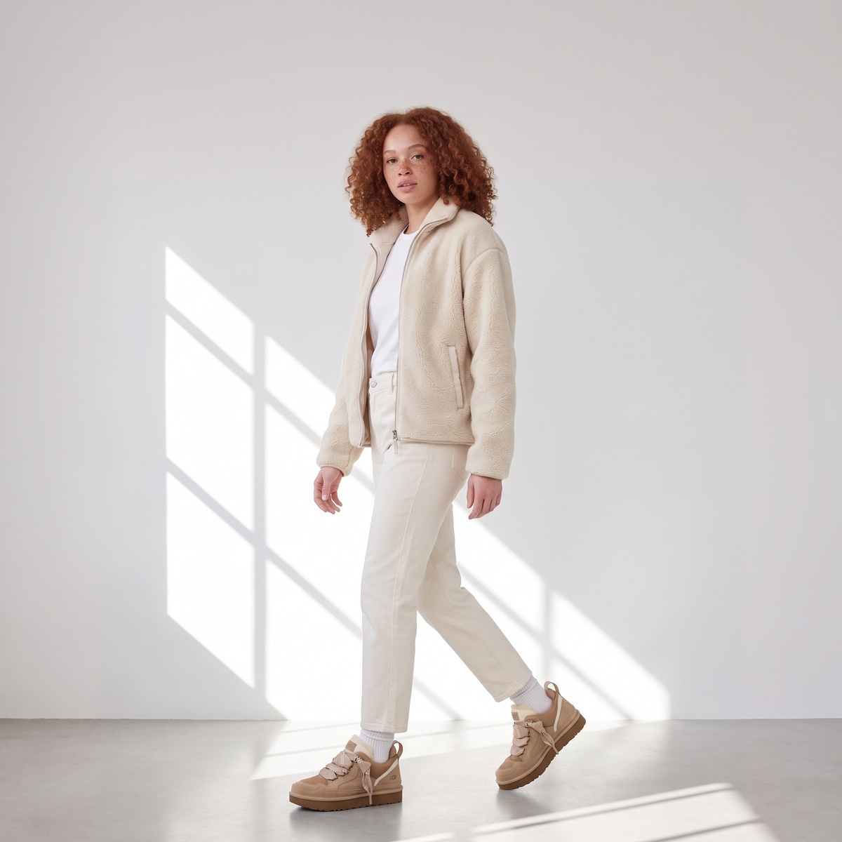 Ugg Lowmel Beżowe Sand Ocieplane Sneakersy – na modelce, w ruchu