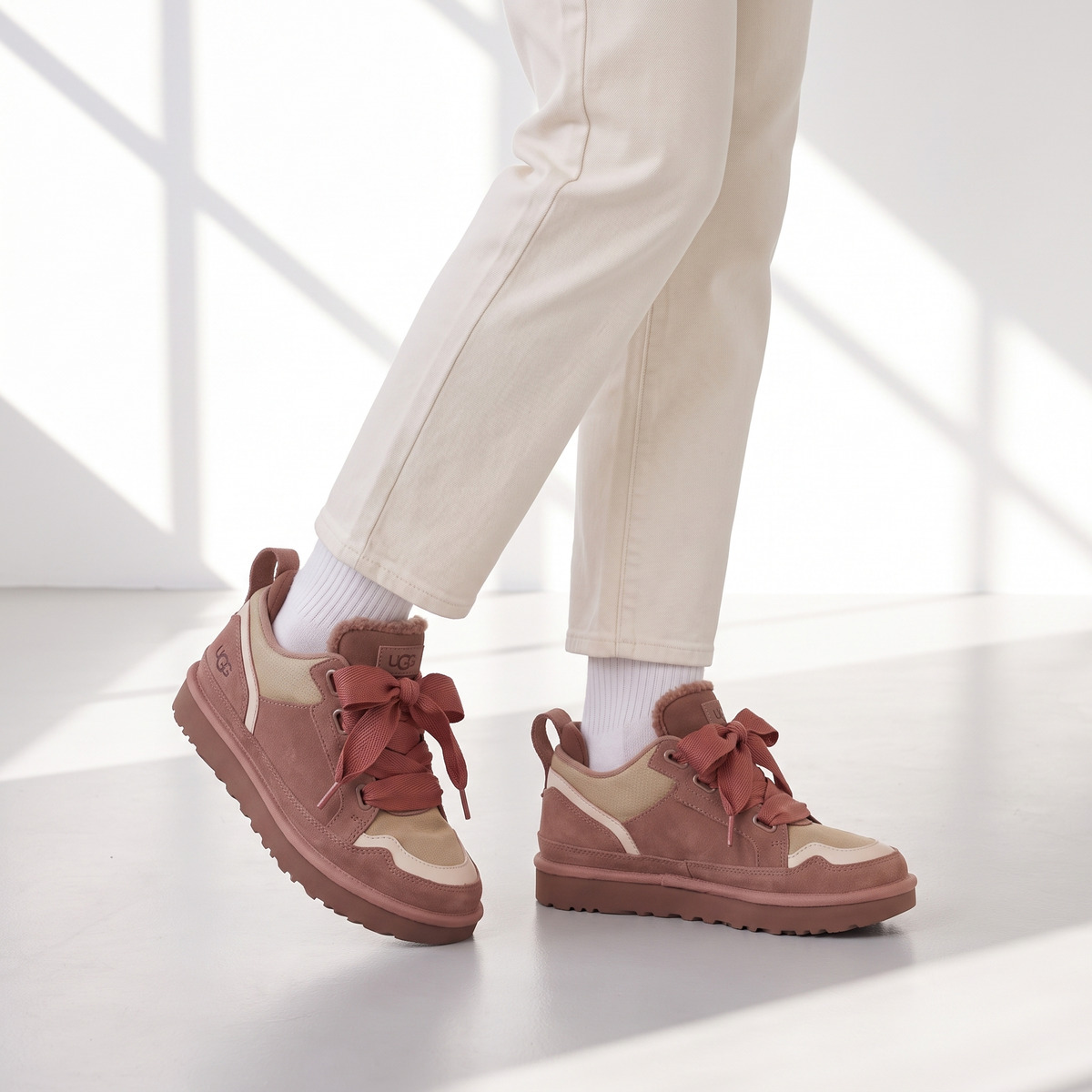 Ugg Lowmel Brązowe Rocky Oak Ocieplane Sneakersy – na modelce, zbliżenie butów na nogach