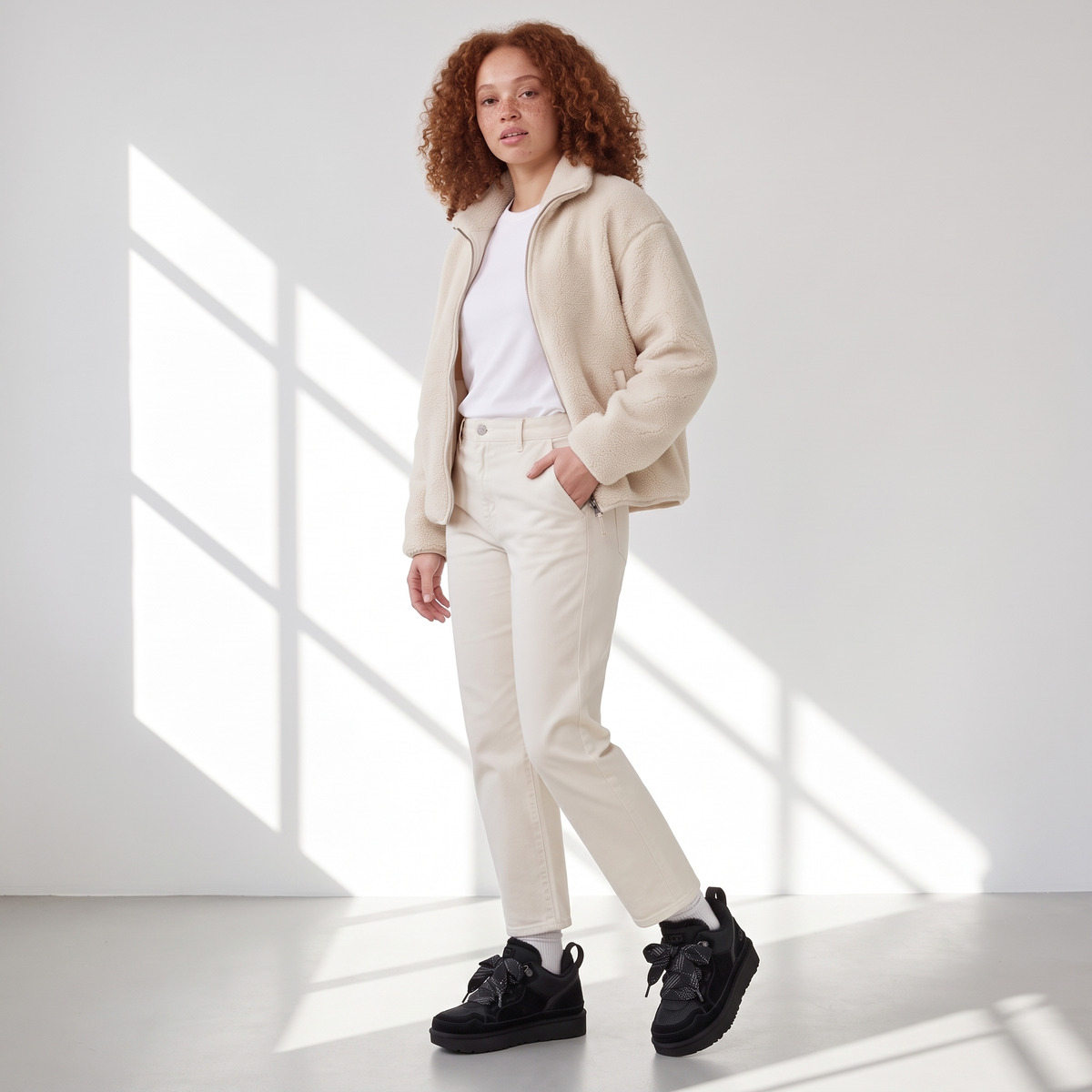 Ugg Lowmel Czarne Black Ocieplane Sneakersy – na modelce, cała sylwetka