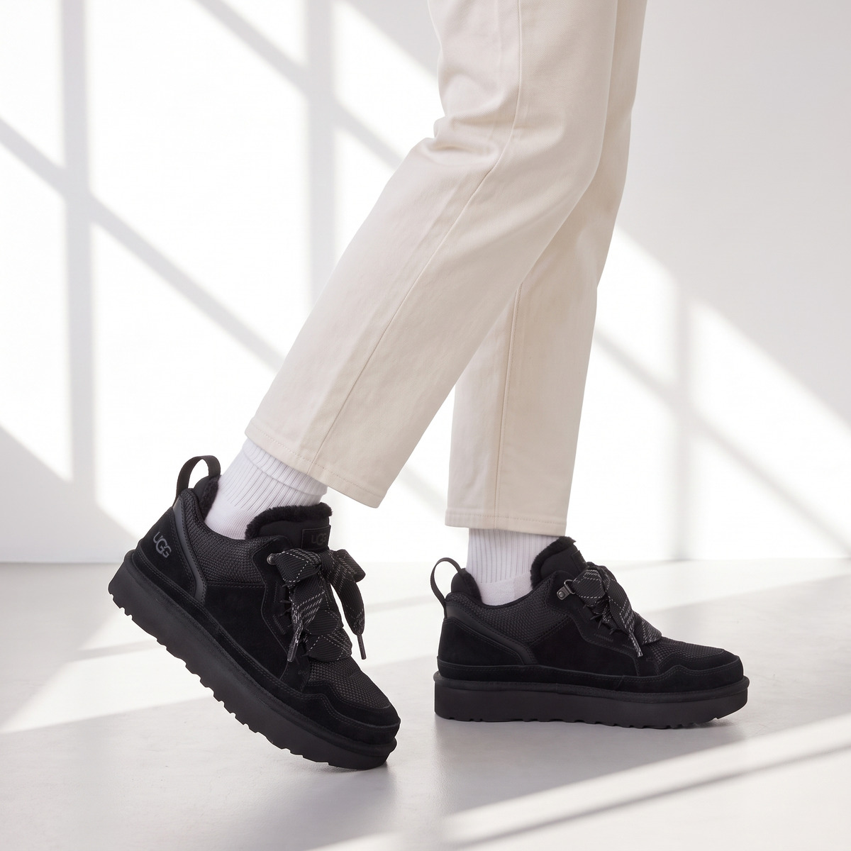 Ugg Lowmel Czarne Black Ocieplane Sneakersy – na modelce, zbliżenie butów na nogach