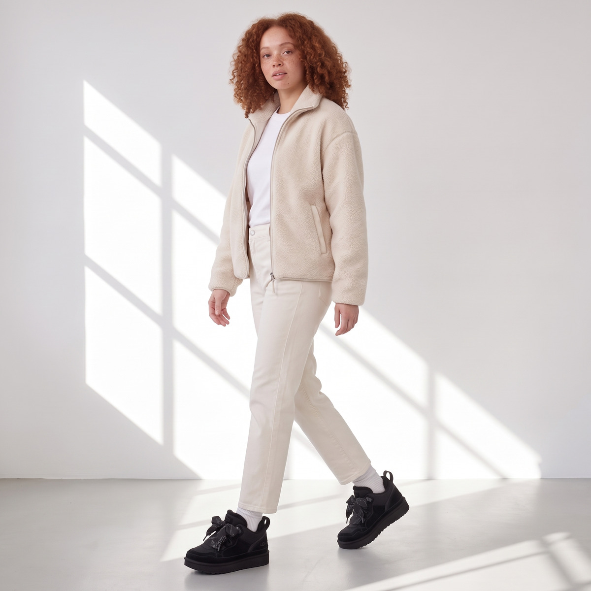 Ugg Lowmel Czarne Black Ocieplane Sneakersy – na modelce, w ruchu