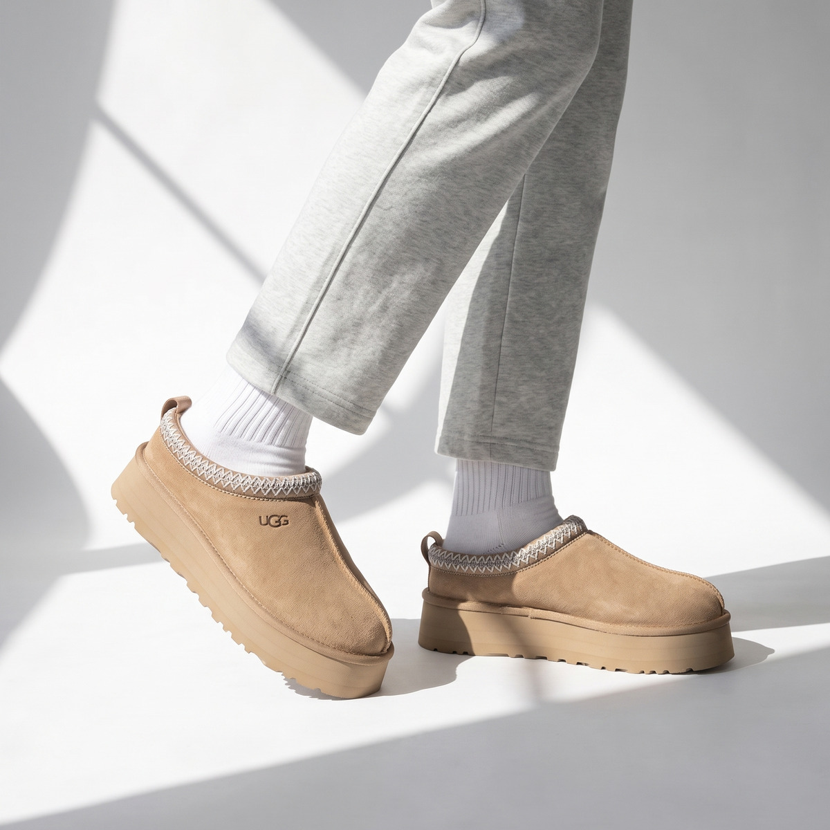 Ugg Tazz Beżowe Sand Klapki na platformie – na modelce, zbliżenie butów na nogach